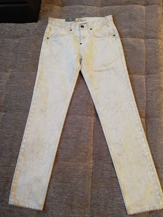с етикета дамски дънки Levis уникални 28