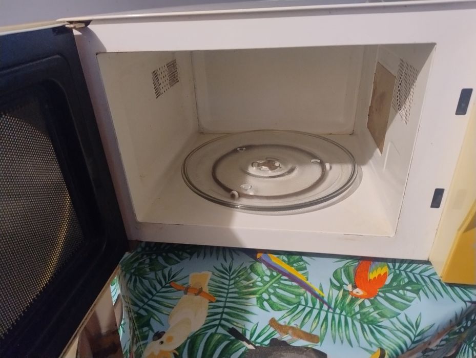 Vând cuptor cu microunde