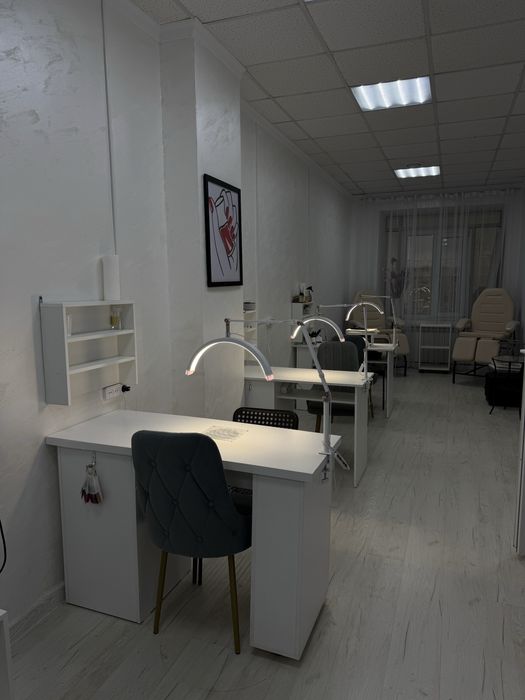 Сдаю маникюрный стол в БЦ Мир