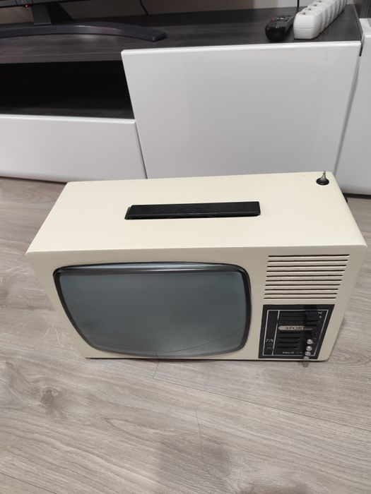 televizor portabil alb-negru de epocă, modelul "Sport Solid State
