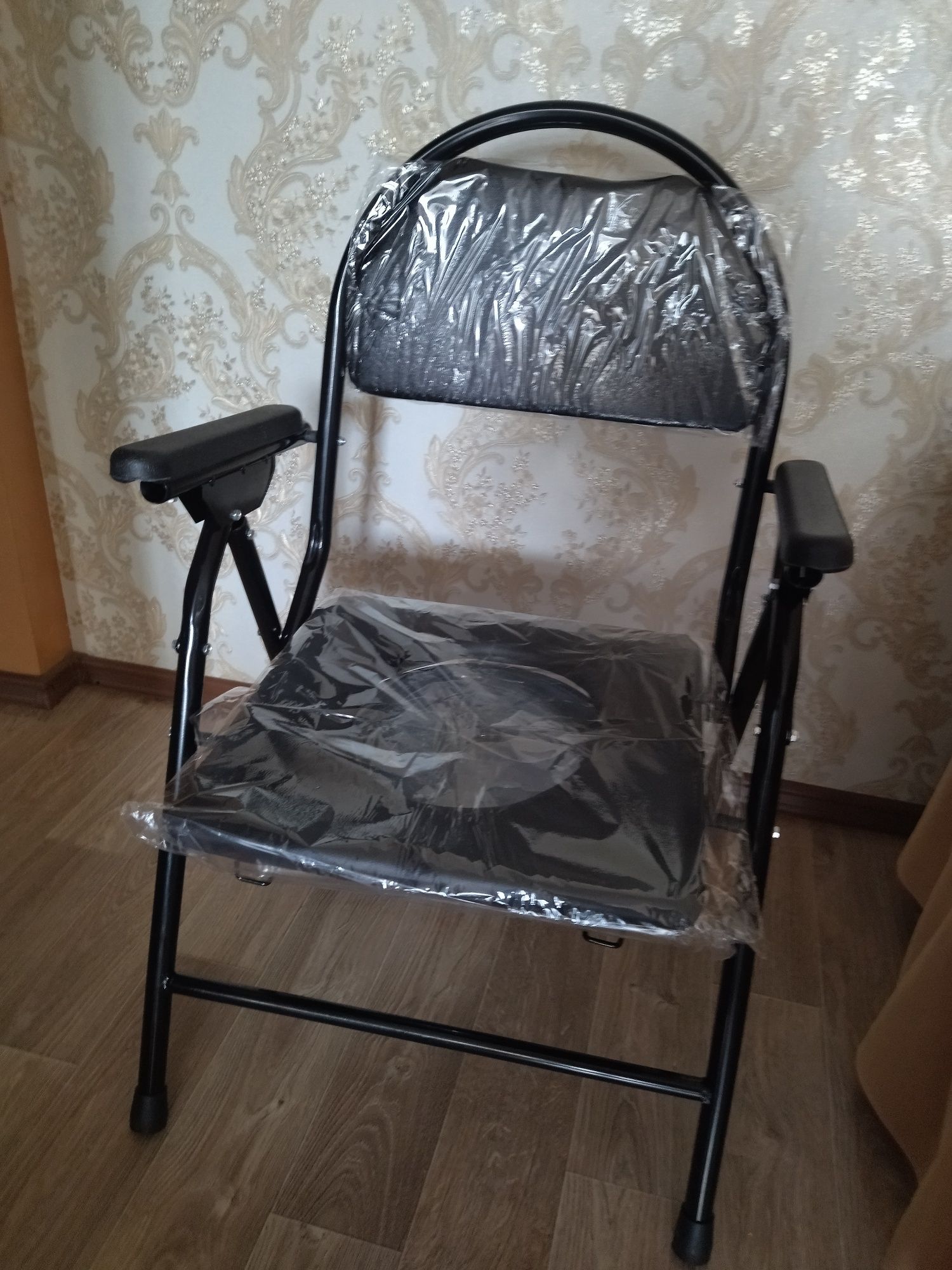 Продам.    Кресло- стул.    с санитарным оснащением для инвалидов
