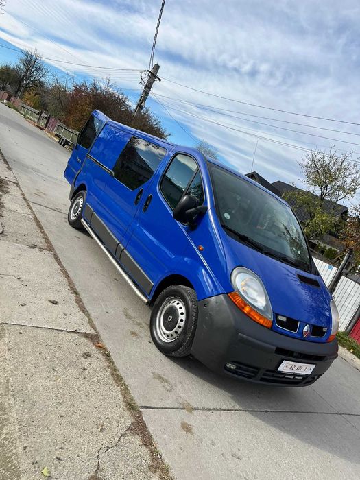 Vand renault trafic cu 6 locuri și dubă maxim de lung 1.9 dci