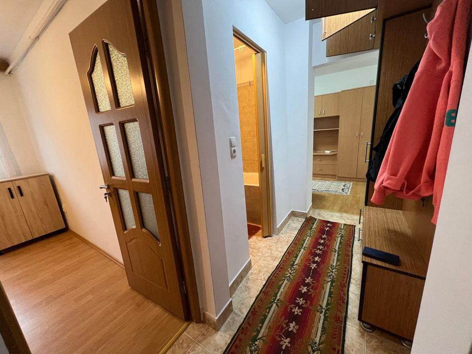 Închiriez apartament cu trei camere