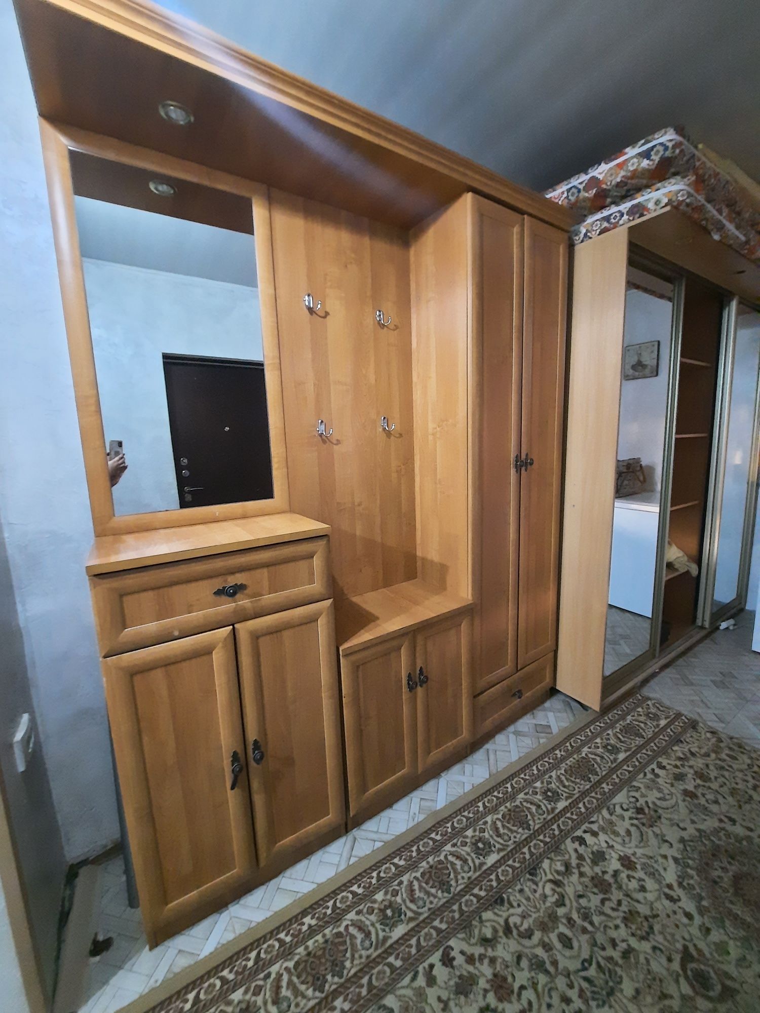 Отличная, вместительная прихожая