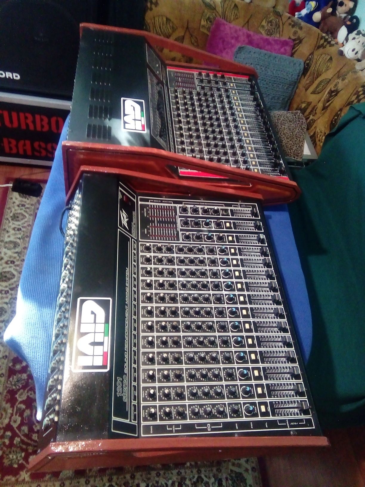 Peavey  Xr 1200 mixer Amerika 2 po 400w.