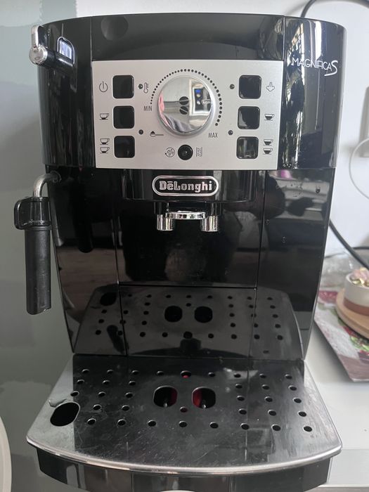 Vând espressor Delonghi Magnifica S