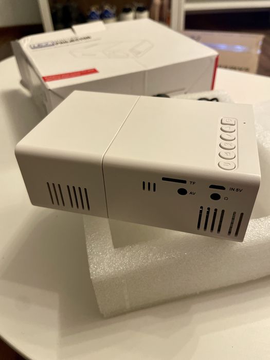 Мини проектор за домашно кино