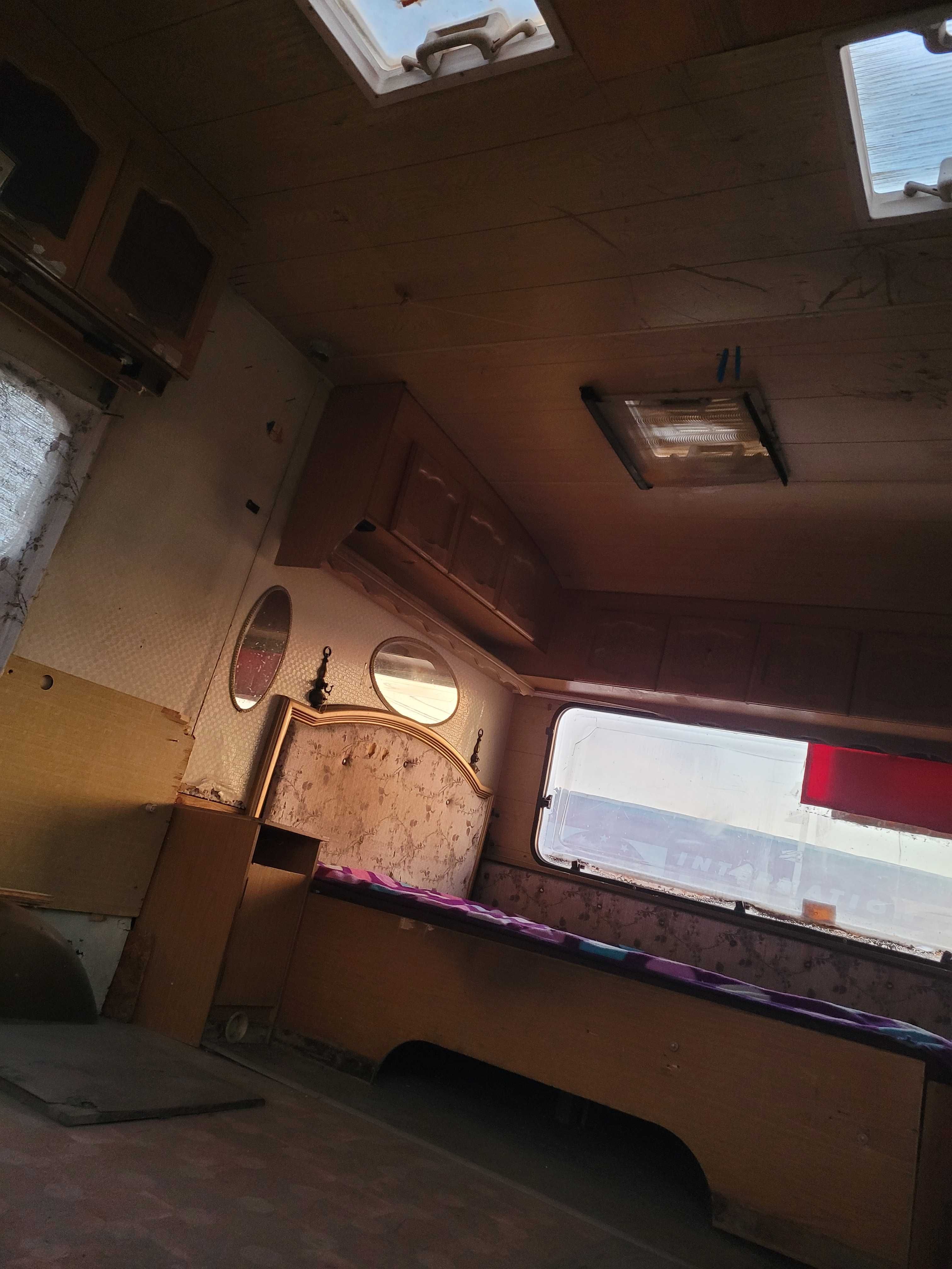 Rulota auto mare dubla dormitor fara axe si roti