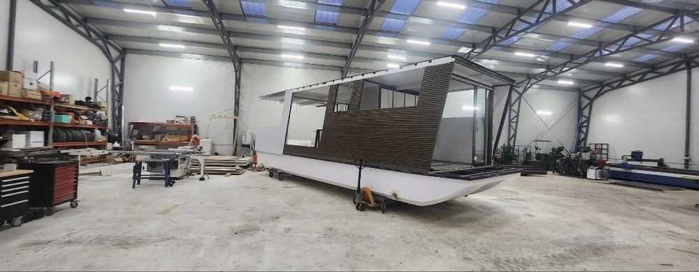 House boat casa pe apa