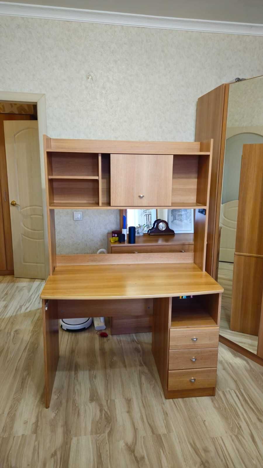 Письменный стол с полками