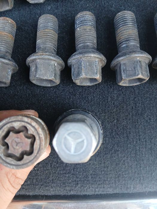 Болтове + секрет+камък за мерцедес