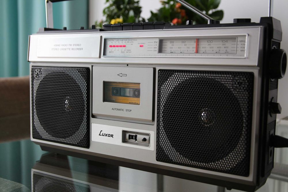 Radio casetofon Luxor 1109197 functional fabricat in Suedia in 1980