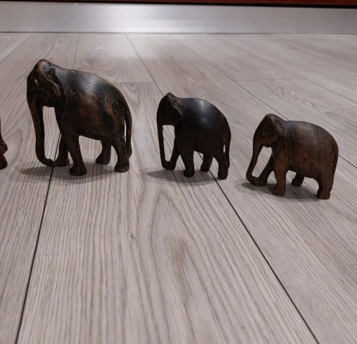 Vand 5 Elefanti din Lemn