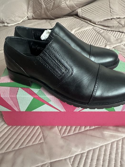 Продам туфли на мальчика новые