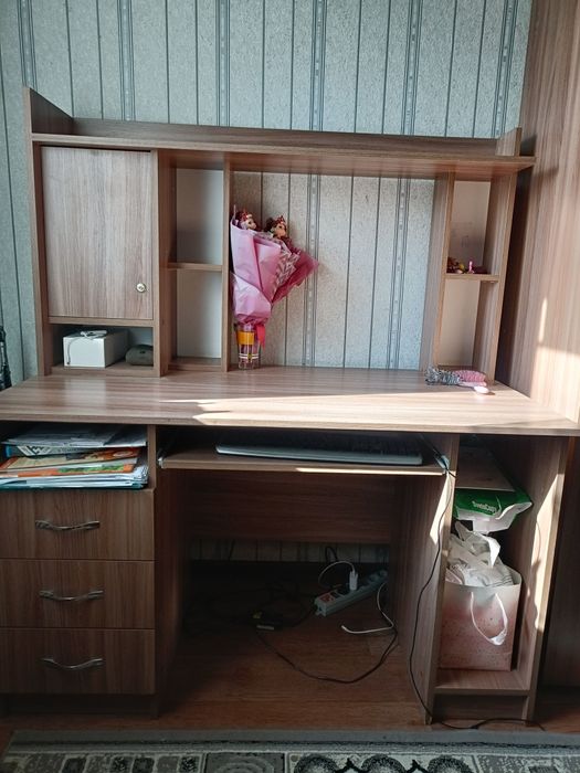 Стол в детскую(компьютерный)