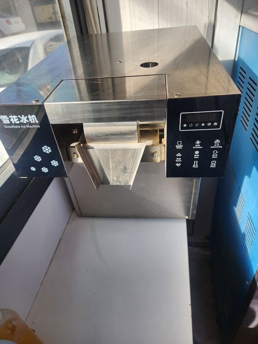 Qor parchalari muzqaymoq mashinasi (snowflake ice maker]