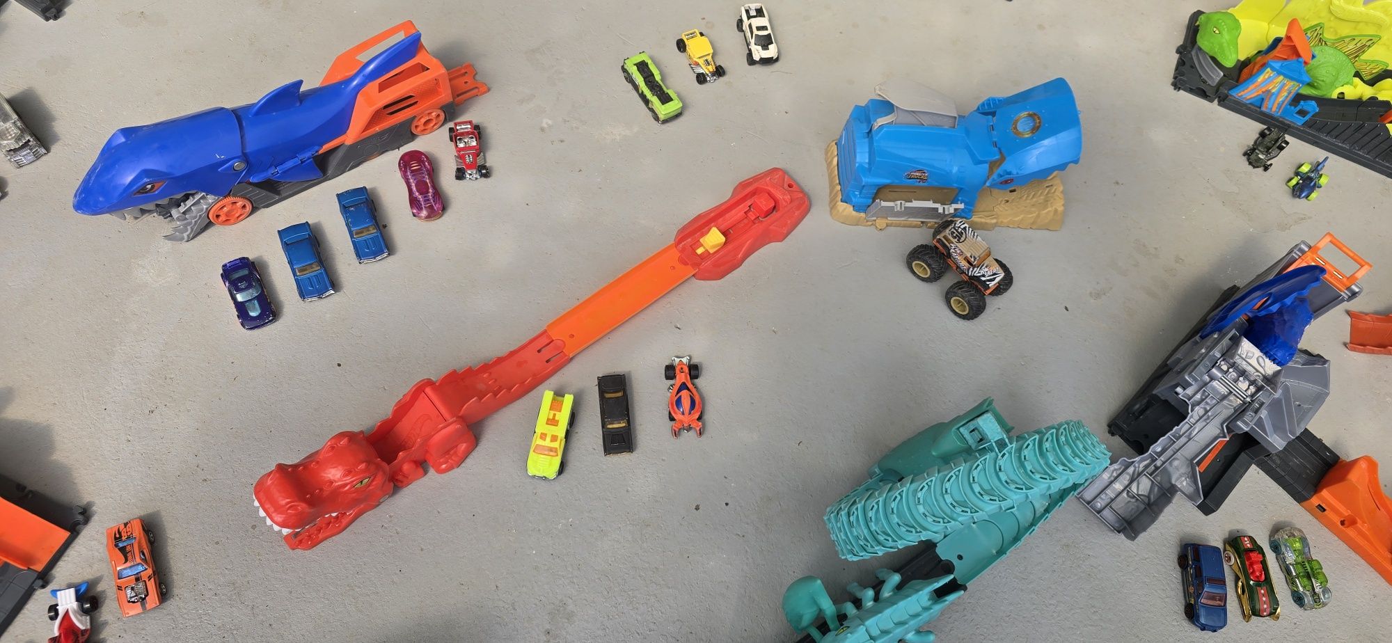 Колекция Hot Wheels – писти, чудовища и над 50 колички