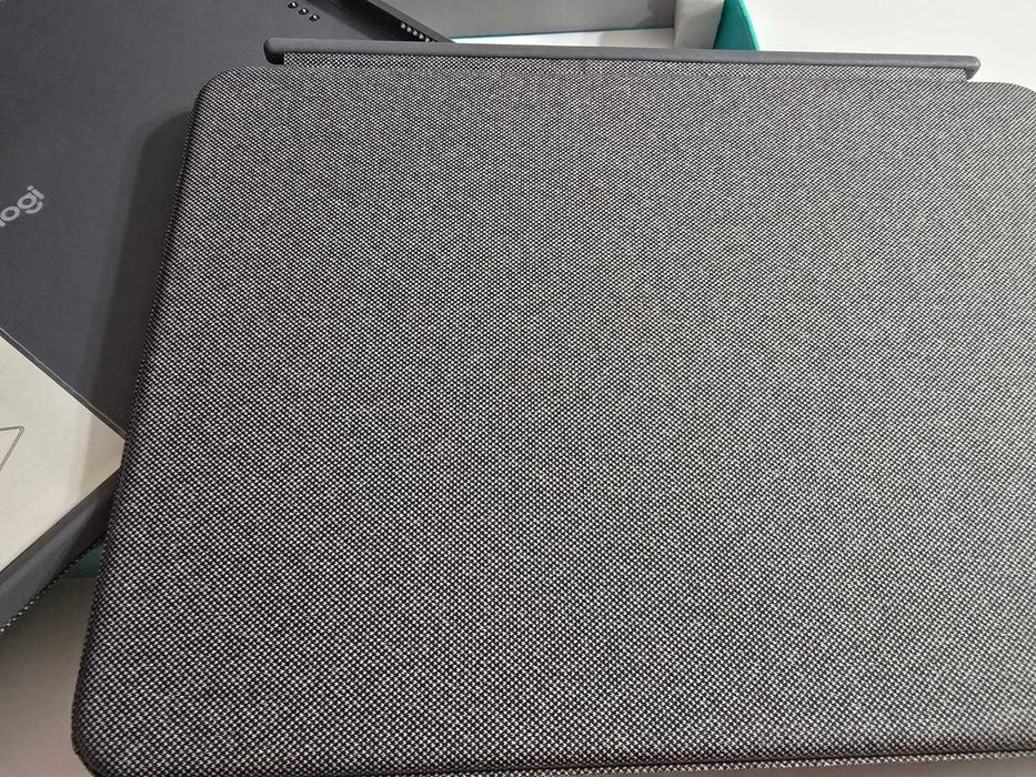 Husa cu tastatura si trackpad detasabile Logitech Combo Touch iPad Air