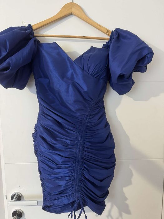 Oфициална рокля в наситен турско син цвят.