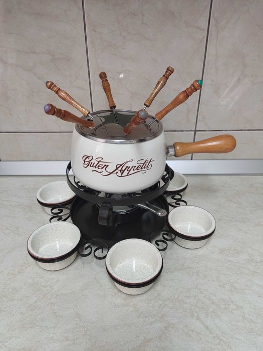 Fondue set pentru 6 persoane, cu suport rotativ.