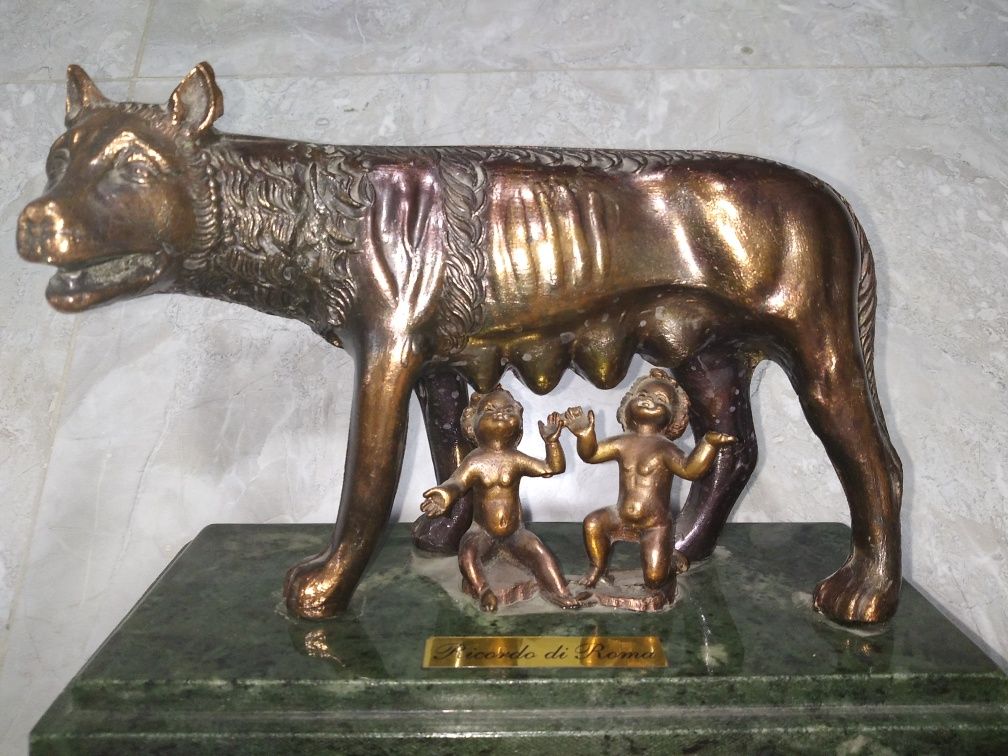 Статуя из Италии, римская волчица, вскормившая Ромула и Рема