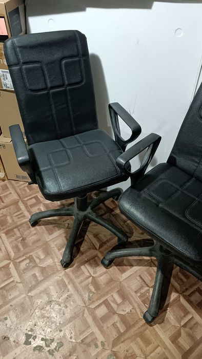 Кресло офисное,кож.зам.Хорошее состояние.Есть несколько штук