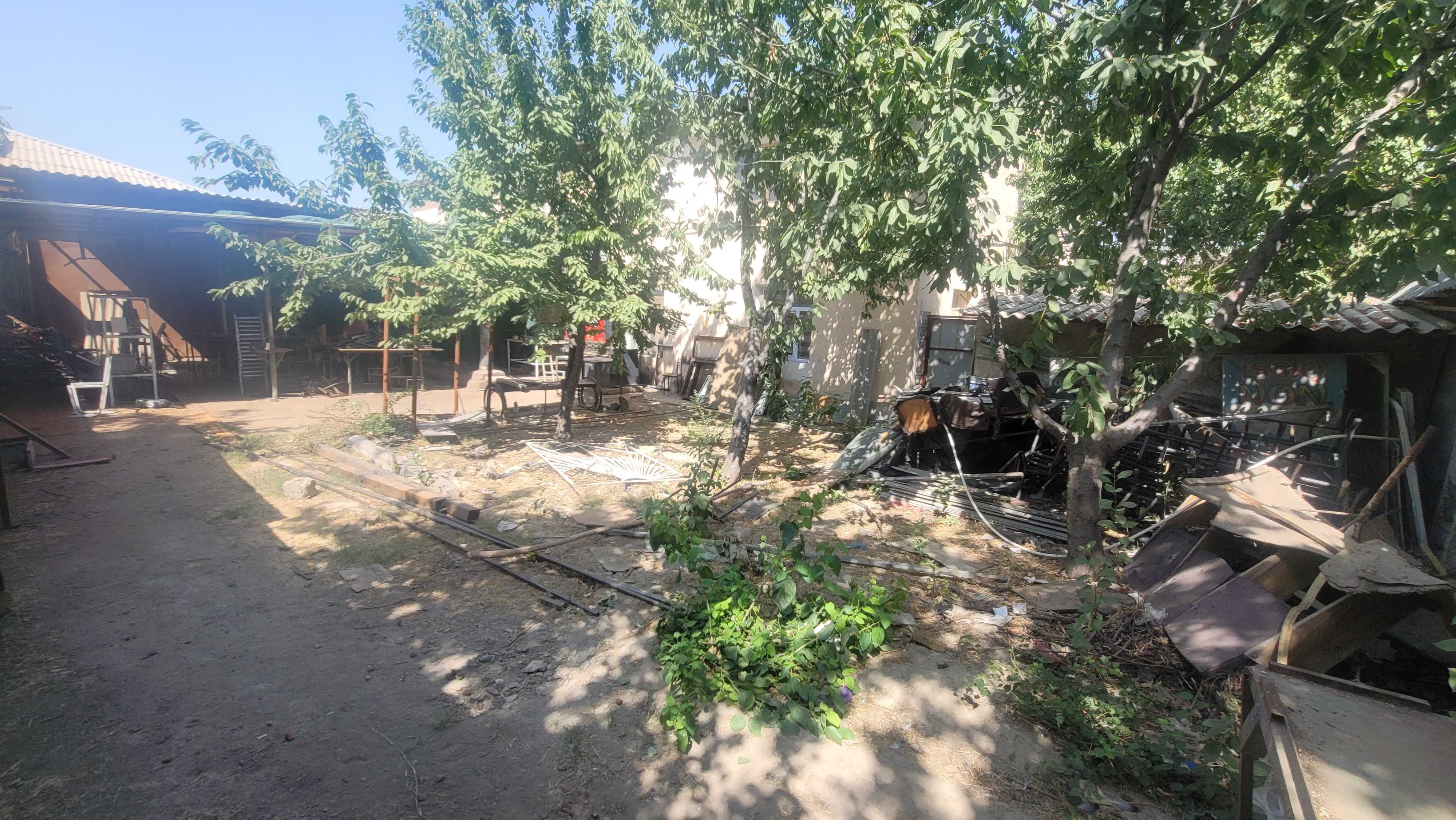 2qavatli bino yeri bilan sotiladi