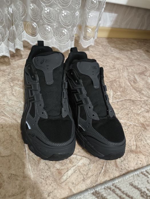 Кросовки ASICS черные, теплые