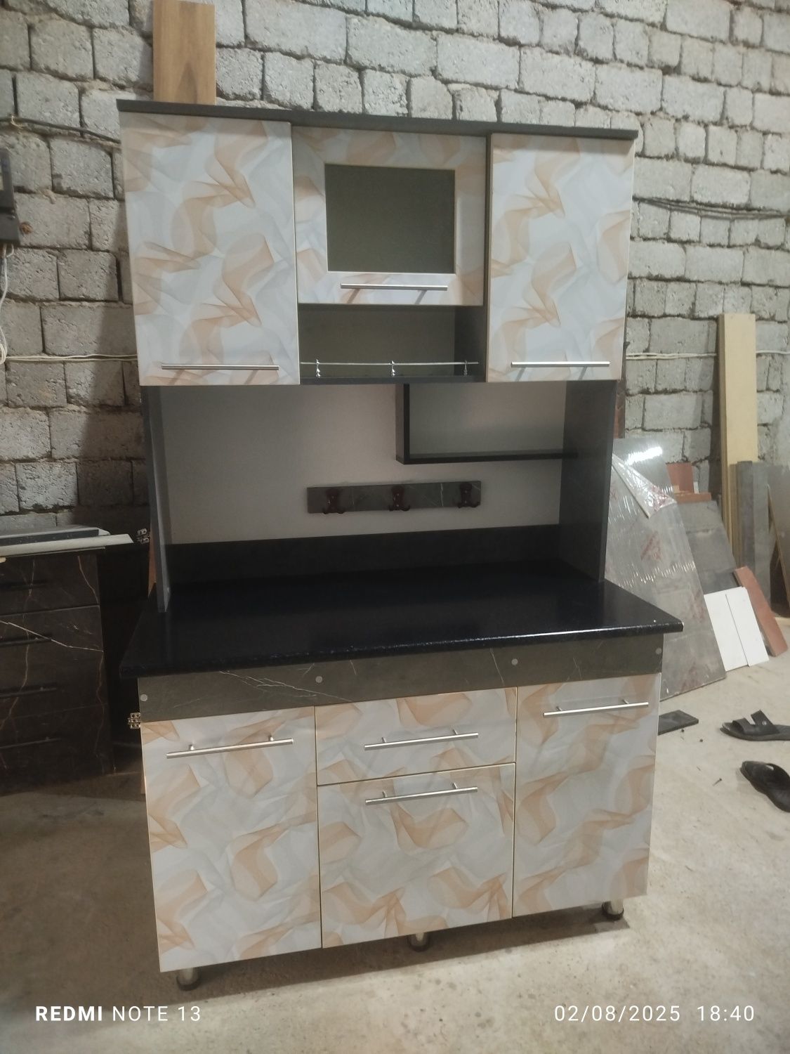 Kuxni mebel sotiladi