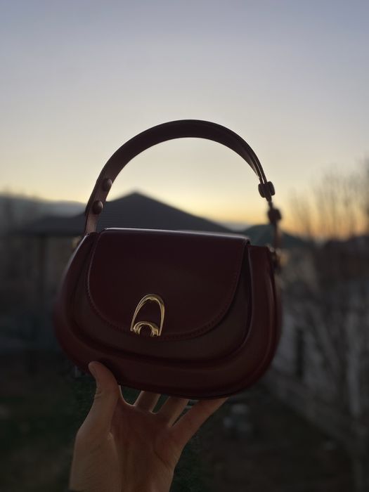 Женская сумка в красном цвете