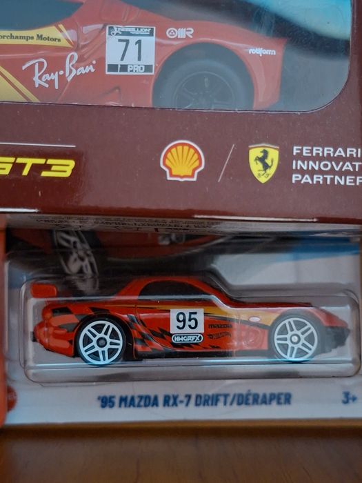 Продават се чисто нови