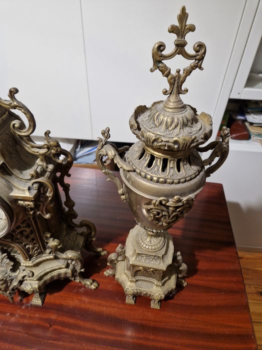 Антикварен каминен часовник с 2 вази - канделабри / Каминен гарнитур
