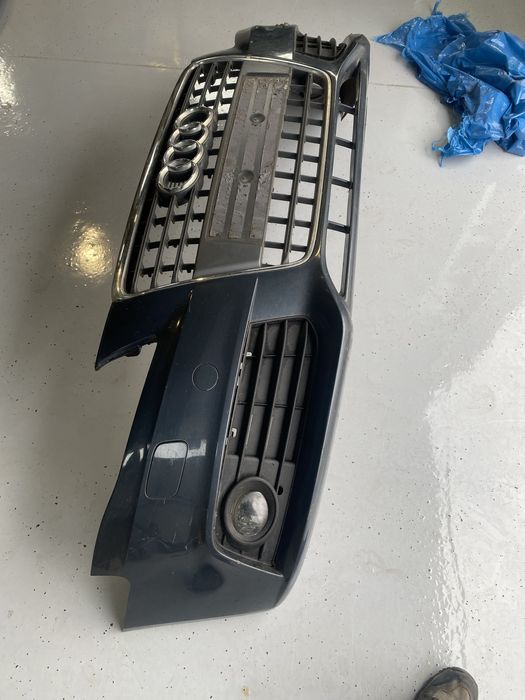 Bară față Audi A4 B8 model cu spălătoare far , originală , cu defect