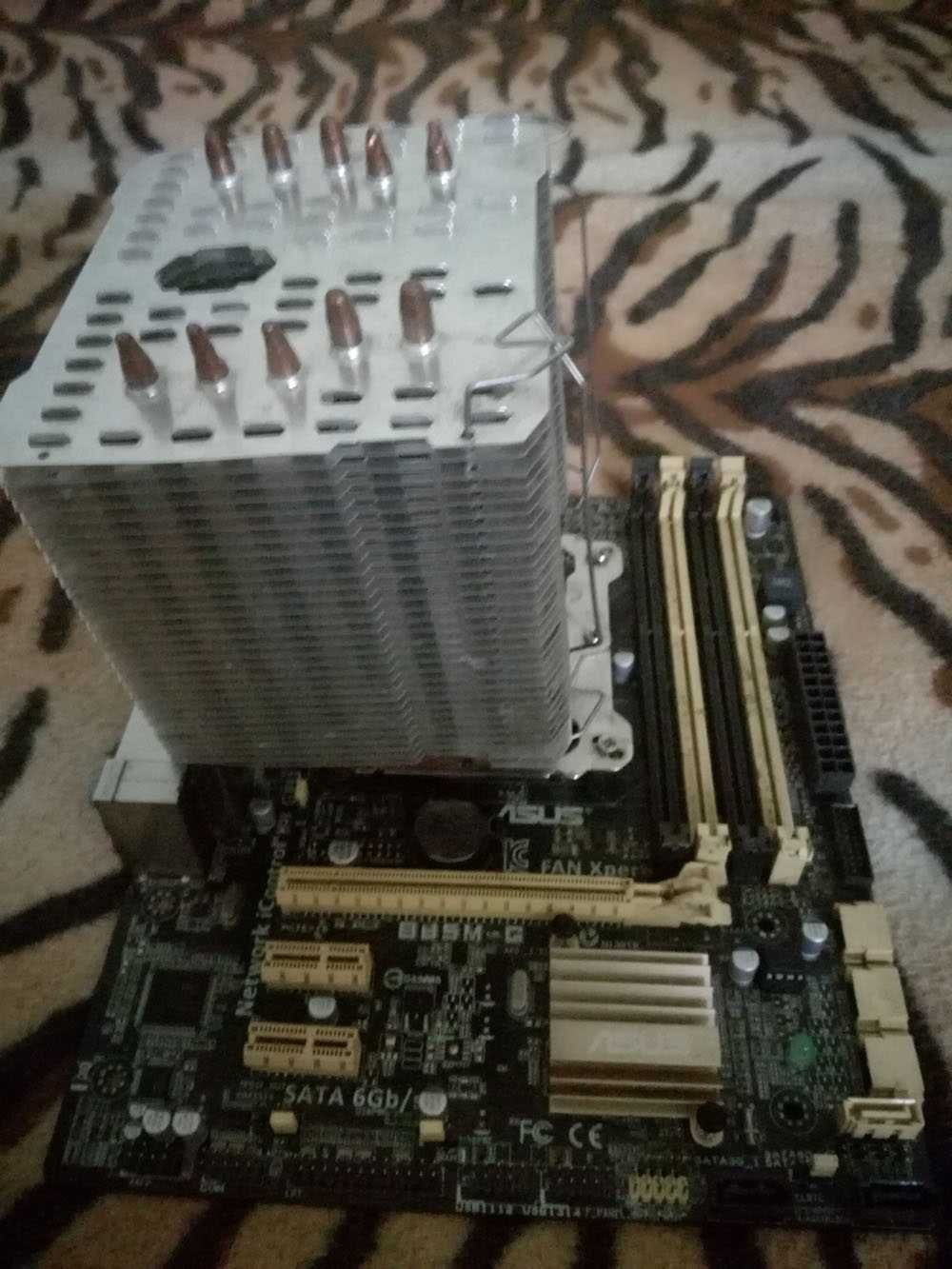 Продавам Дъно ASUS B85M-G с Процесор Intel Core i5-4570 и Охлаждане !