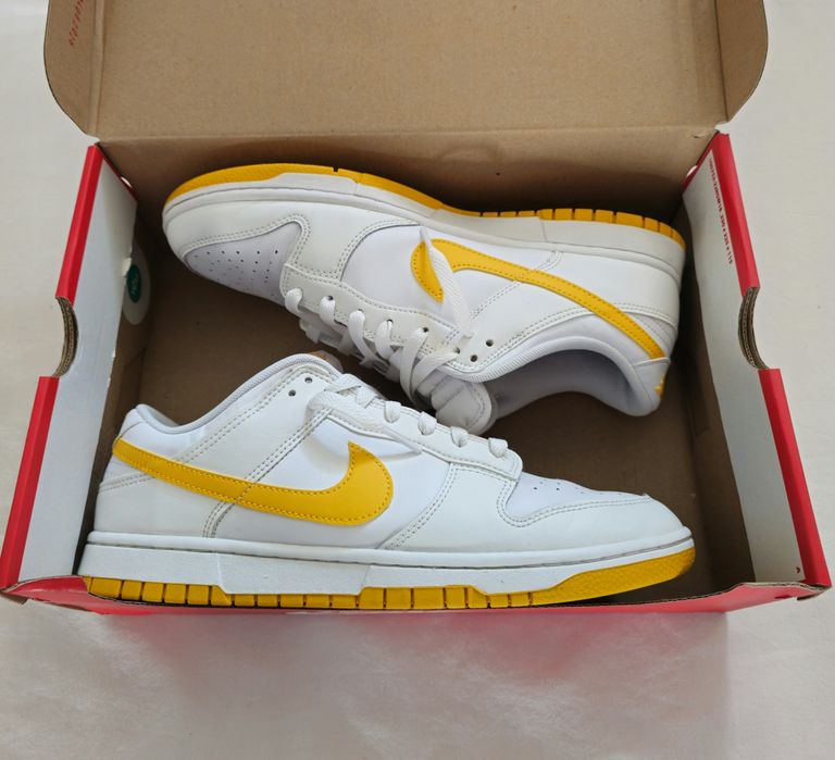 Nike dunk low university gold