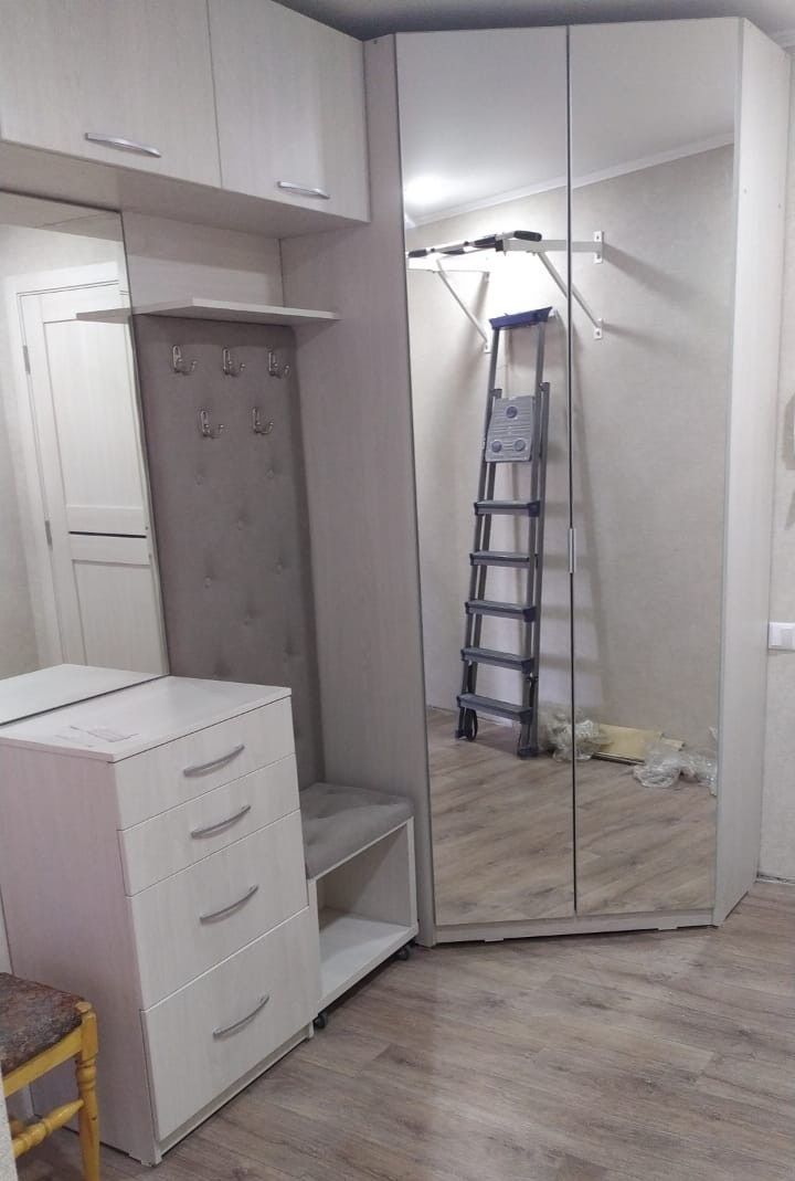 Продам прихожую (тумба,вешалка,шкаф)