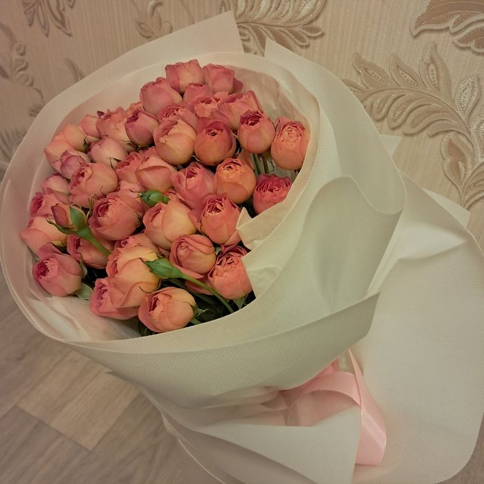 Букет цветов кустовые розы