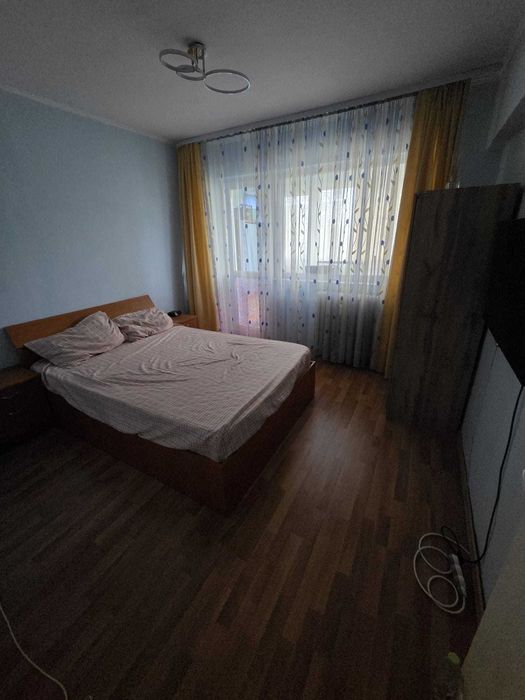 Vand apartament decomandat cu doua balcoane,  mobilat 3 camere