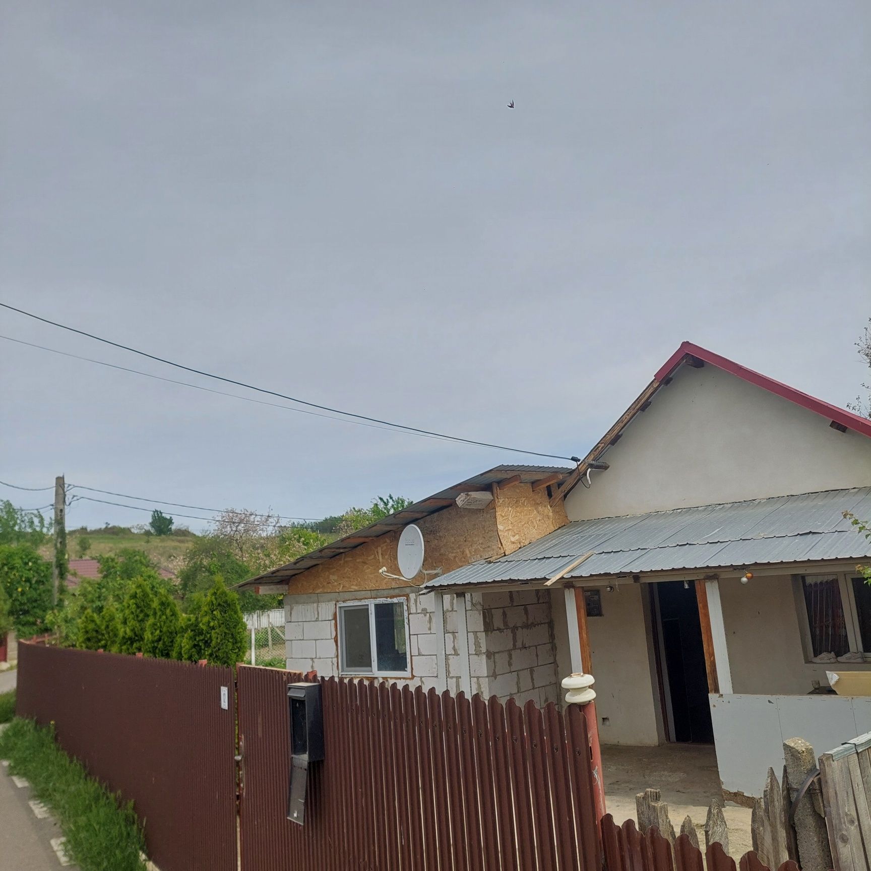 Casa de vânzare 3 camere 1 baie bucătărie și hol și curte total 460mp