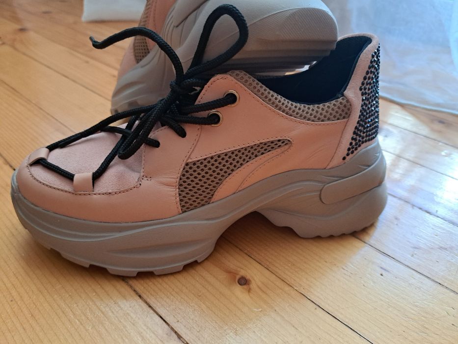 Нови спортни обувки