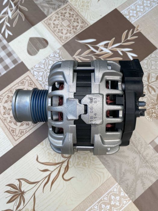 Alternator 110A Bosch, cod 04E903015A (include pompa vacuum), NOU, VAG