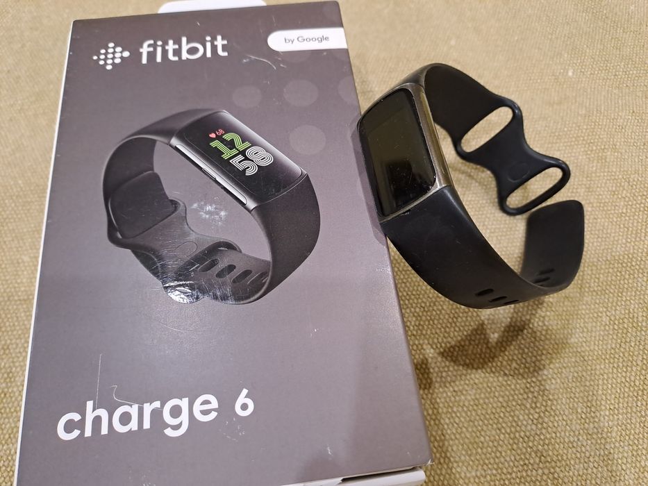 Фитнес гривна Fitbit Charge 6 повредена