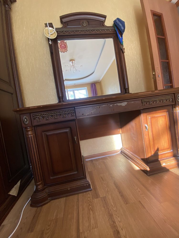Стол для спальни шкаф с зеркалом,тумбочка,комод