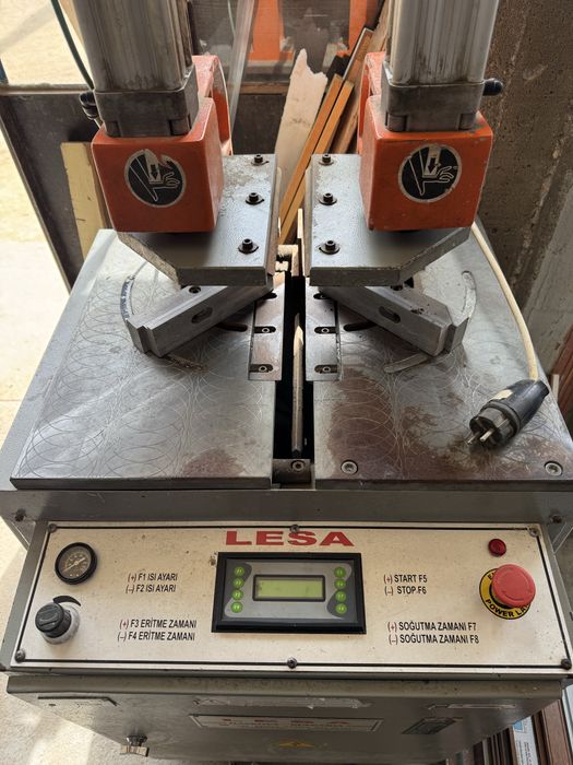 Залепваща машина за ПВЦ дограма.