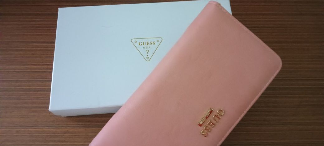 Голямо портмоне от Guess, изработено от еко кожа.