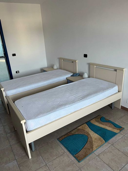 Pat o persoana cu saltea