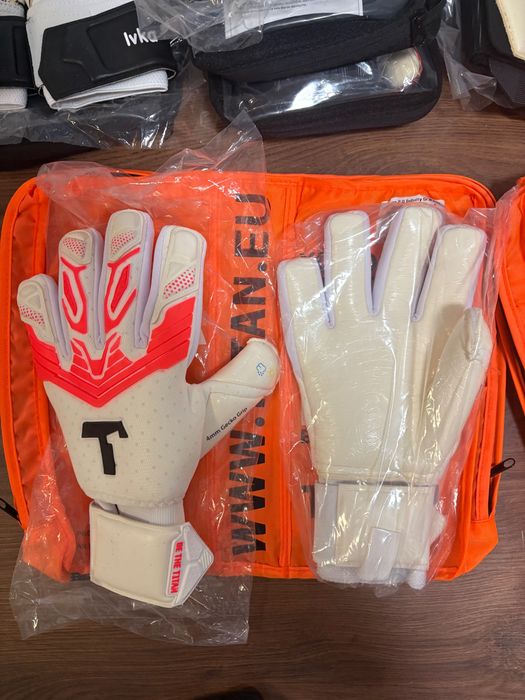 Вратарски ръкавици Uhlsport/Titan/twofive/HO  - размери 8,9,10