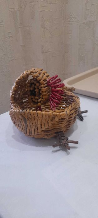 Плетенная  корзинка - курочка,  сувениры-магнитики