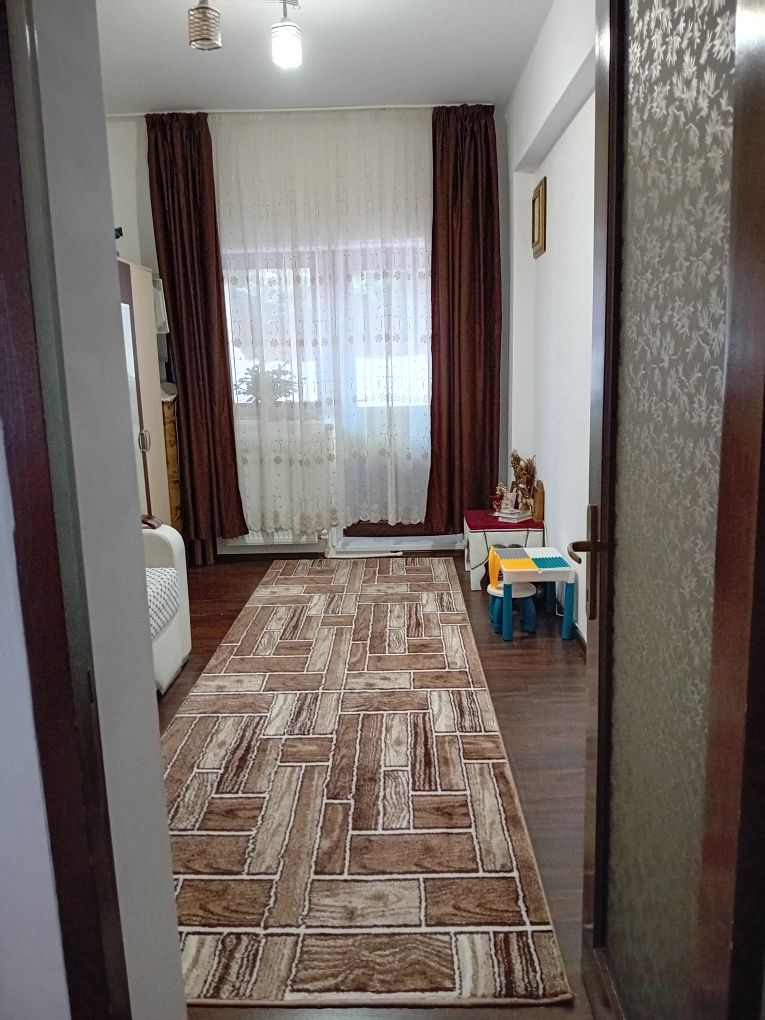 Vând apartament cu 3 camere