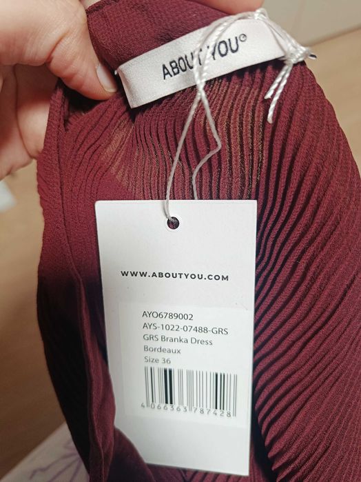 Нова рокля, с етикет, в бордо хит цвят за сезона есен/зима